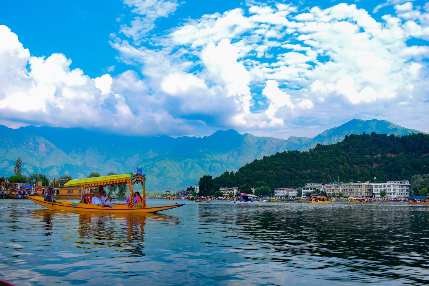 Kashmir Group Package 2N/3D — Coach Friendly (2★)