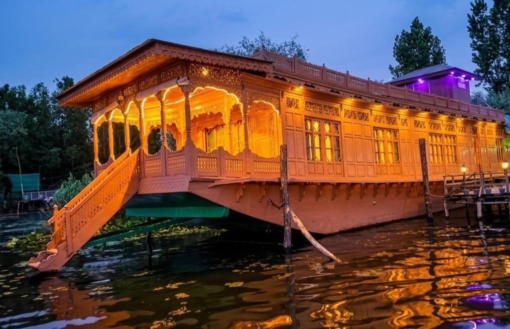 Houseboat Timour